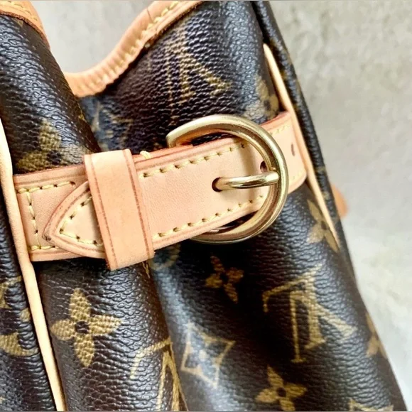 👑✅PRICE FIRM✅AUTHENTIC Louis Vuitton Small Vertical Batignolles - Picture 2 of 16